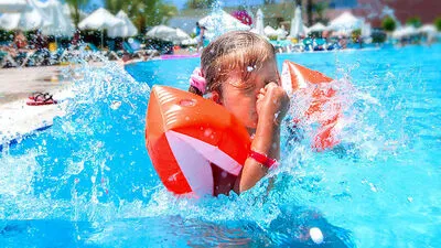 Kleine Kinder dürfen nie unbeaufsichtigt zum und ins Wasser gelassen werden 