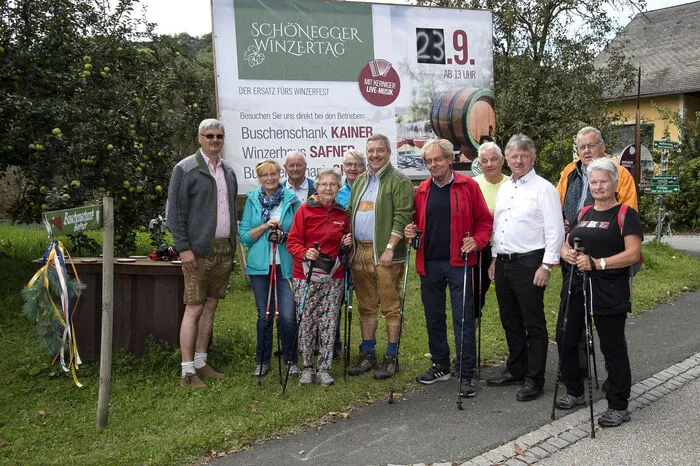 Sehr viele Besucher wanderten von Buschenschank zu Buschenschank und genossen neben den regionalen Schmankerln den noch jungen Sturm