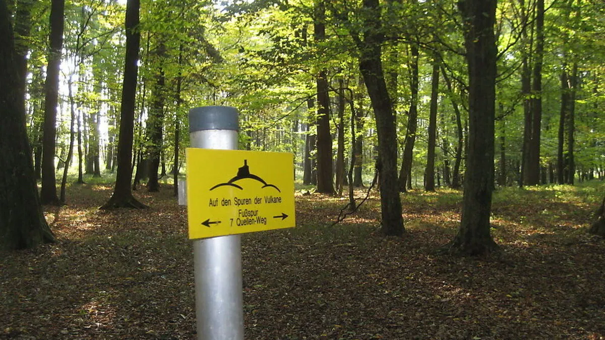 Neben neuen Schildern werden am Sieben-Quellen-Weg auch zwei Plattformen und ein Brunnen saniert