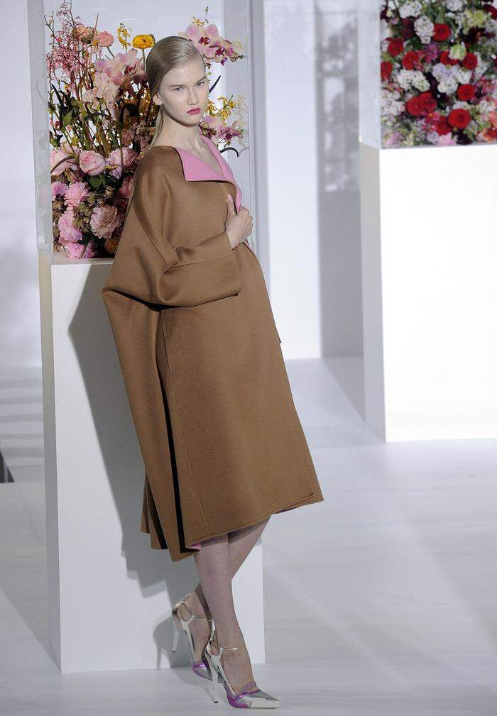A model shows a creation part of the Jil Sander women's Fall-Winter 2012-13 fashion collection, presented in Milan, Italy, Saturday, Feb. 25, 2012. (Foto:Giuseppe Aresu/AP/dapd)