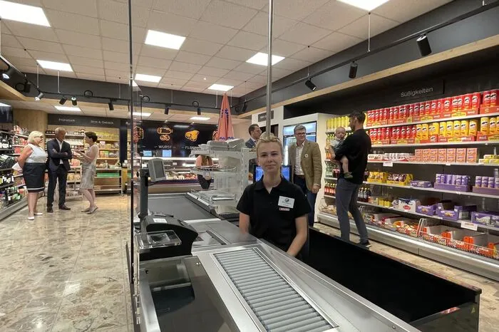 Im LBS-Shop wird von einem Verein betrieben, Gewinne kommen direkt Schülerinnen und Schülern zugute. Außerdem gibt es hier die Möglichkeit, Praxiserfahrung im Verkauf zu sammeln.