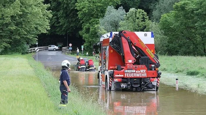 Die Feuerwehr Leibnitz musste den ignoranten Pkw-Lenker vom Autodach holen