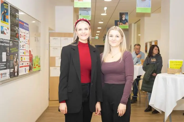  Direktorin Simone Gangl und ihr engagiertes Team stellten zahlreichen interessierten Jugendlichen und Eltern das vielfältige Angebot der Schule vor. 