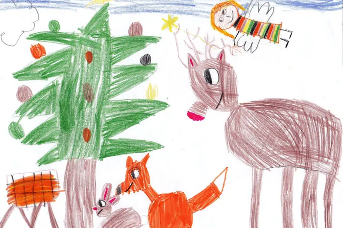 Lena Selmeister aus Kappel am Krappfeld hat ihr Bild selbst „Waldweihnacht“ genannt. Das Christkind im gestreiften Kleid hat für Hase, Fuchs und Rudi Rentier die Futterkrippe aufgefüllt, die unter dem schön geschmückten Christbaum steht. Man sieht den Tieren die Freude über dieses Geschenk an.
