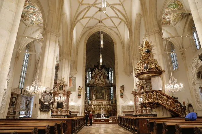 Die Seitenaltäre, Gemälde, Kanzel und Bänke nahm man sich bei der Renovierung ebenfalls vor.