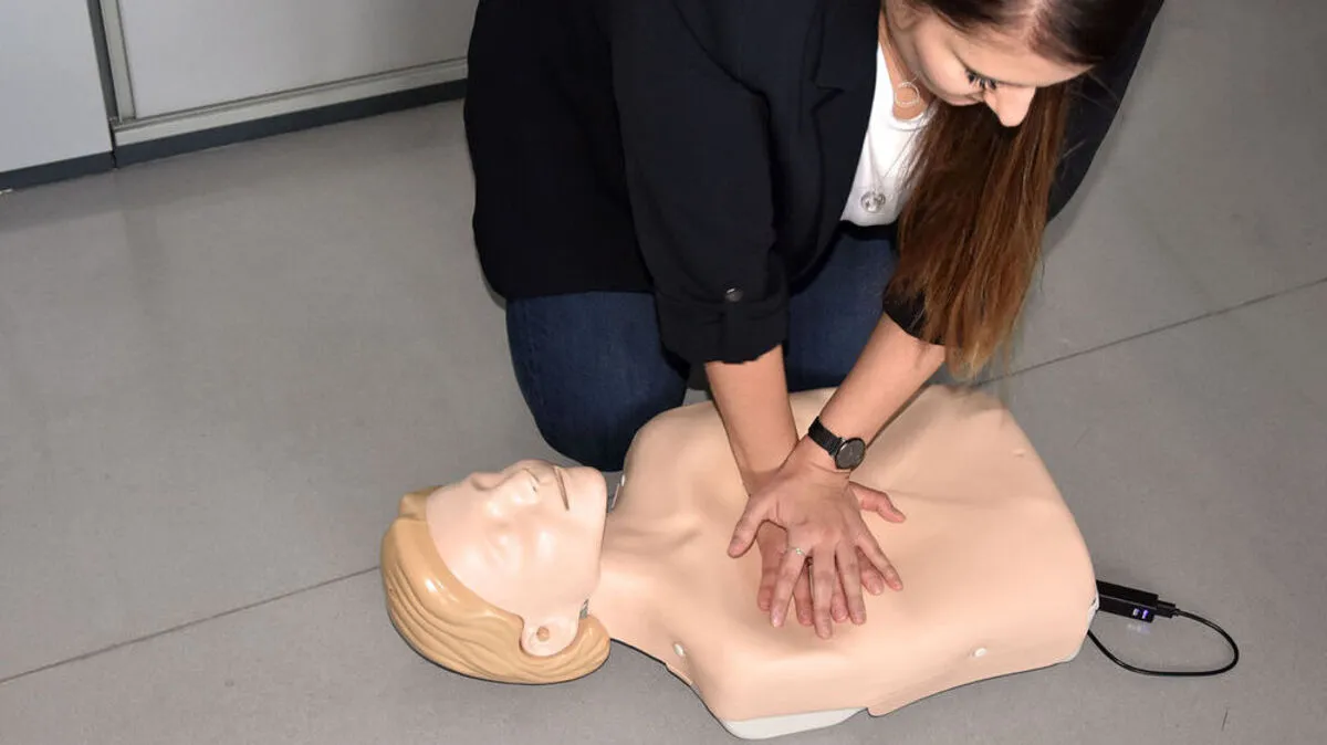 Mit Puppen - und der App - werden Wiederbelebungsmaßnahmen sicher geübt