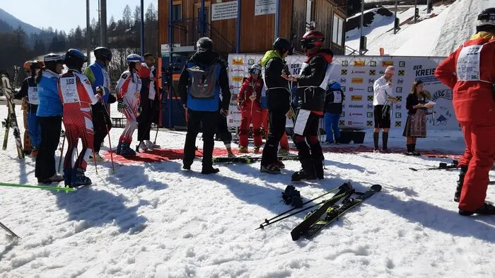 Von der Rosenkranzhöhe auf 2118 Meter Seehöhe weg war der Riesentorlauf gesetzt, ein schier endloser, so die ersten Teilnehmer, das Ziel passierten.