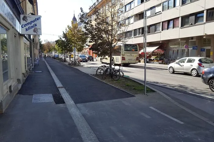 ...wird der Radweg auf das Gehsteigniveau angehoben. Damit fallen die hohen Kanten weg, was mehr Platz bringt...