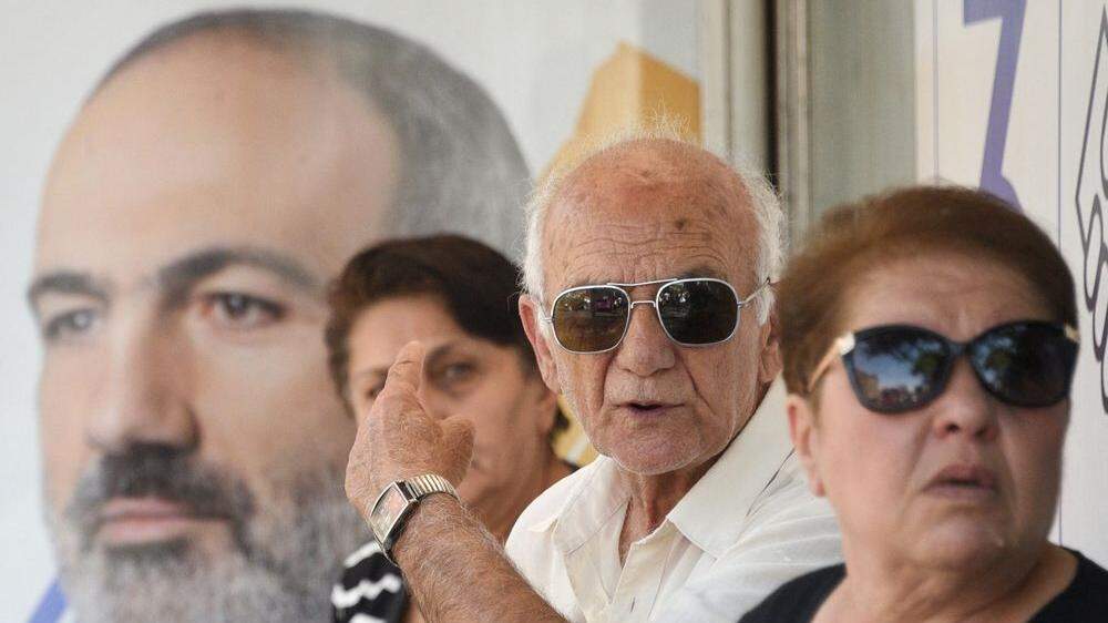 Paschinjan, auf dem Wahlplakat zu sehen, hat die Armenier enttäuscht
