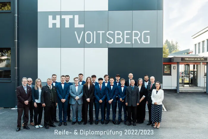 Eine Maturantin und elf Maturanten an der HTL Voitsberg alle ihre Abschlussprüfungen bestanden und wurden gebührend verabschiedet.