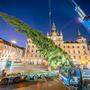 Am Montagfrüh wurde der Christbaum am Grazer Hauptplatz aufgestellt