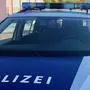 ABD0030_20191027 - KOTTINGBRUNN - ÖSTERREICH: ZU APA0110 VOM 27.10.2019 - Bluttat in Kottingbrunn (Bezirk Baden): Eine Frau (29) und ihre zwei Jahre alte Tochter wurden erstochen, ein elf Monate alter Bub wurde verletzt. Als Beschuldigter gilt der 31-jährige Familienvater. Der Mann wurde festgenommen. Im Bild: Ein Polizeiauto in der Nähe des Tatorts, aufgenommen am Sonntag, 27. Oktober 2019. - FOTO: APA/MONATSREVUE/THOMAS LENGER