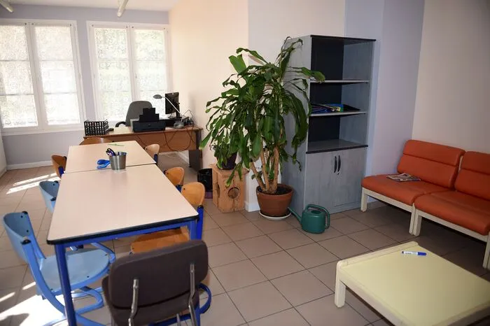 Die jungen Leute werden in großen, hellen Zimmern untergebracht, die an ein Studentenwohnheim erinnern. Die Fenster sind allerdings vergittert, um zu verhindern, das Bewohner sich hinausstürzen.