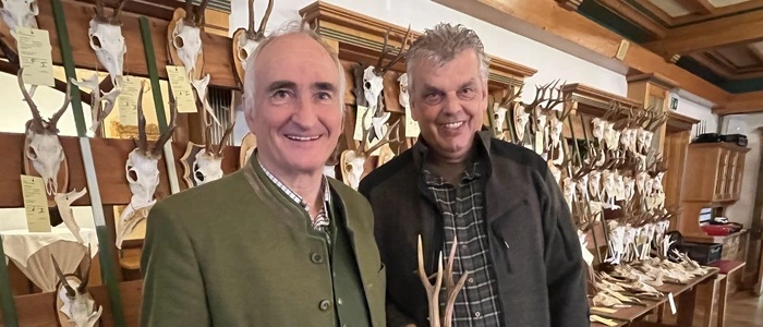 Josef Kleinhappl, Bezirksjägermeister in Weiz, und Günter Schafferhofer, Obmann des Jagdschutzvereins Zweigverein Birkfeld, bei der Trophäenschau im Gasthaus Mosbacher in Strallegg