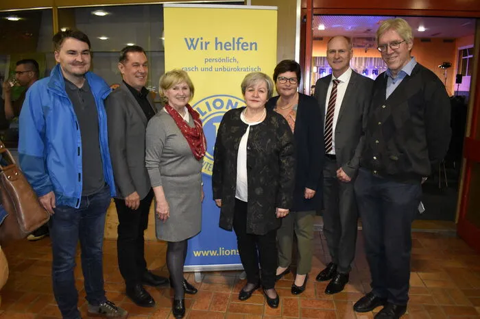 Borg-Lehrer Anton Pieberl (r.) organisierte das Konzert, der Lions Club Bad Radkersburg-Mureck unter Präsident Josef Galler (2.v.l.) unterstützte die Benefizveranstaltung mit einer Spende von 1000 Euro