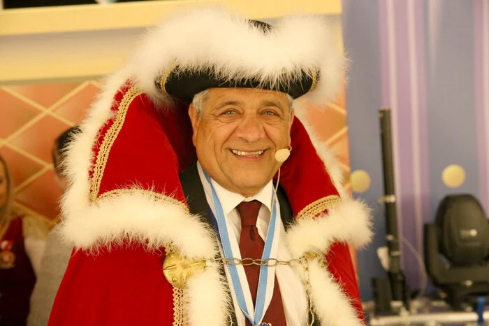 Und es war eine besondere Sitzung, hatte doch an diesem Abend Bürgermeister Gerhard Mock (Foto) in Vertretung von Herzog Philipp I. das närrische Zepter übernommen. 