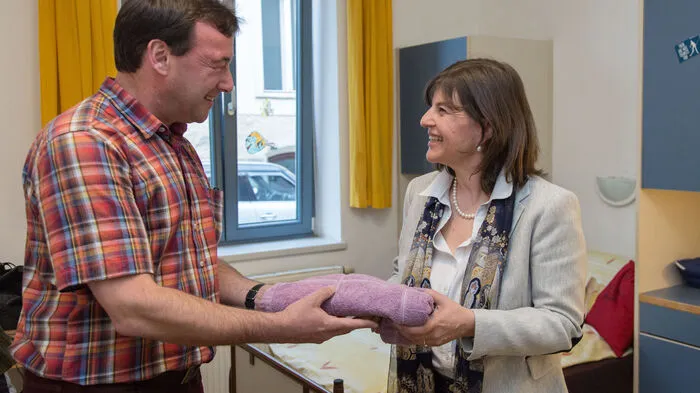 Ehrenamtlicher Mitarbeiter Wolfgang begleitet die Gäste auf ihre Zimmer - Andrea Kager-Schwar freu'ts