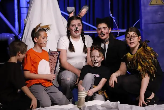 Mit „Tiere im Theater“ von Gertrud Pigor erwartete das zahlreich erschienene Publikum ein spannendes, humorvolles und tierisches Theaterabenteuer für die ganze Familie.