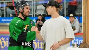 Rams-Kapitän Rok Kapel mit Sunshine Hockey League-Gründer Mark Kompain