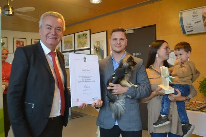 Patrick Harb aus Stainach-Pürgg im Bezirk Liezen mit seiner Familie und einem Hund, den er im Zuge seines Polizeidienstes aufgenommen hat  