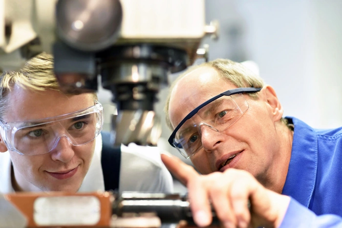Klassische Lehrberufe wie Metalltechnik, Elektrotechnik, Tischlerei, KFZ-Technik oder Einzelhandelskaufmann/-frau befinden sich aufgrund des hohen Bedarfs an Fachkräften nach wie vor unter den am häufigsten ausgebildeten Berufen