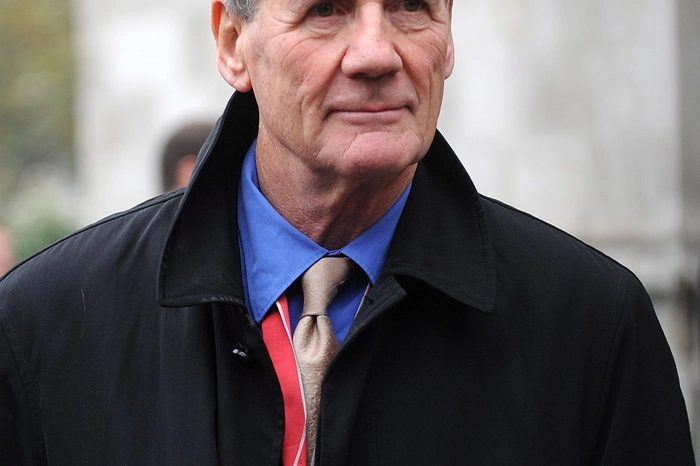 Als erstes Mitglied der legendären Komiker-Truppe Monty Python wird Michael Palin zum Ritter geschlagen. Der Schauspieler, der auch zahlreiche Reisedokumentationen drehte, wird für seine Verdienste um die Kultur und die Geografie geehrt.