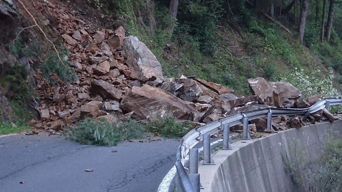 Felssturz auf der B 99 auf Höhe Nickelbauerbrücke