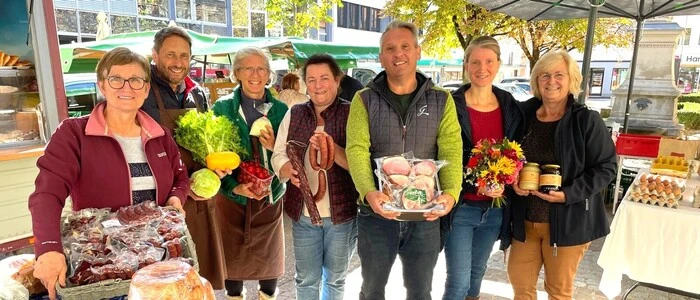 Sieben Direktvermarkter stehen in Reih und Glied beim Wolfsberger Bauernmarkt