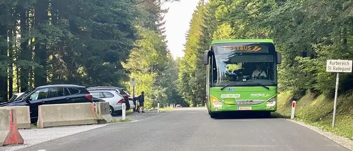 Foto zeigt einen Linienbus beim Parkplatz Schöcklkreuz