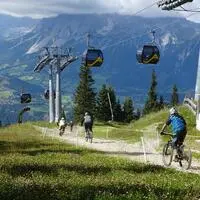 Seilbahn und Mountainbiker auf der Planai