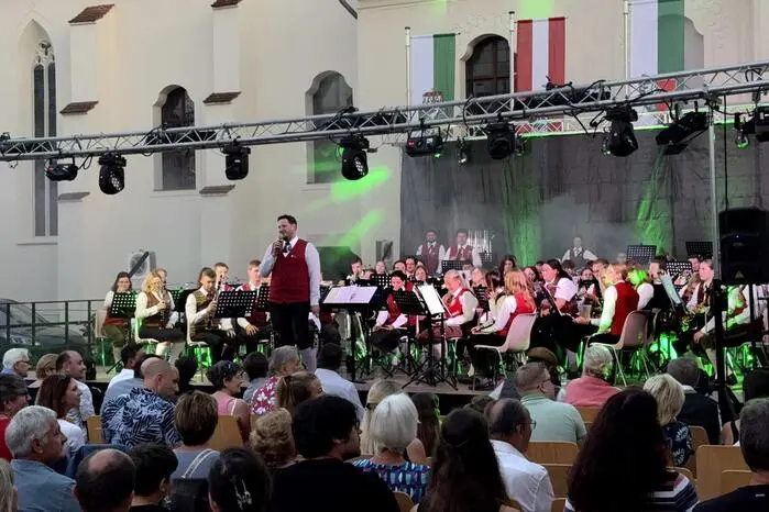 73 junge MusikerInnen standen unter dem Taktstock des Söchauer Kapellmeisters Julian Grabner und Fürstenfelder Kapellmeisters Thomas Pfingstl gemeinsam auf der Thermenlandbühne. 