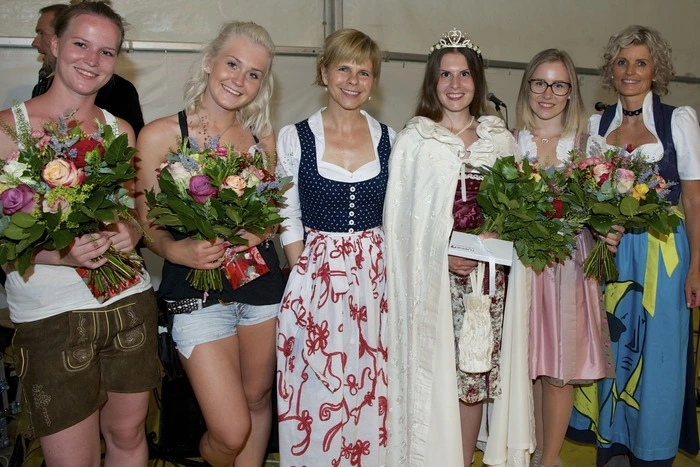 Bitte klicken Sie sich durch die Bilder. . .