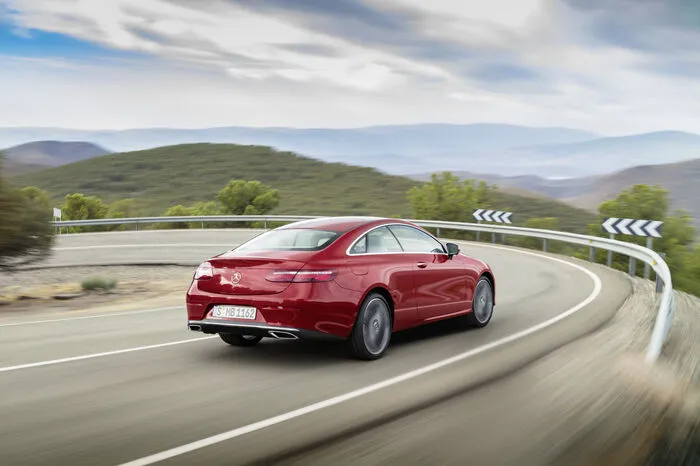 Serienmäßig wird das Coupé mit Direct-Control-Fahrwerk angeboten. Es ist gegenüber der Limousine um 15 Millimeter tiefer gelegt und mit einem amplitudenabhängigen Dämpfungssystem komfortabel abgestimmt. Auf Wunsch steht das Dynamic-Body-Control-Fahrwerk mit Verstelldämpfung zur Wahl. Über einen Schalter in der Mittelkonsole für das serienmäßige Dynamic-Select-System kann der Fahrer zwischen den drei Stufen „Comfort“, „Sport“ und „Sport+“ wählen.