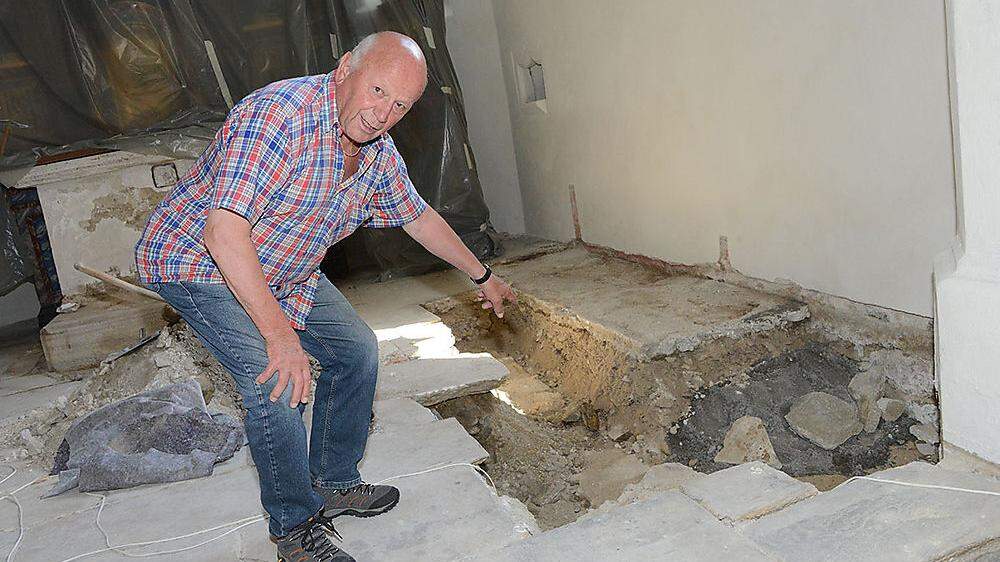 Erich Kaiser, der Obmann des Pfarrgemeinderates, zeigt die Mauerreste der 700 Jahre alten Kirche