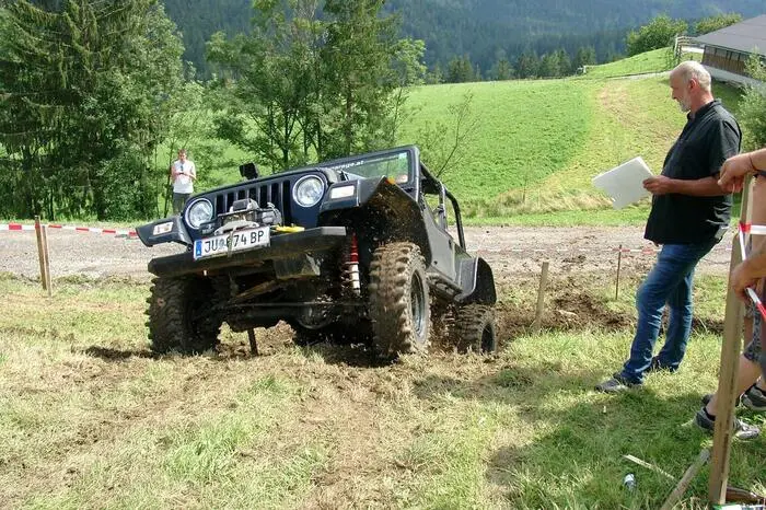 Die Fahrer der Geländewagen zeigten, angefeuert von zahlreichen Zuschauern am Streckenrand, im Trail- und Parcoursbereich, wozu was sie imstande sind.