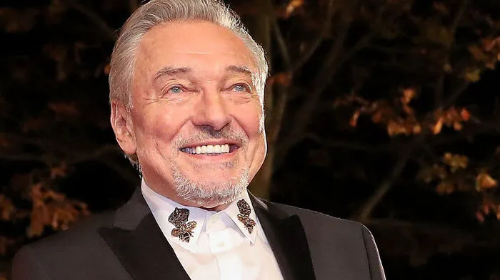 Kaum ein anderer Sänger steht so lange auf der Bühne wie er: Karel Gott