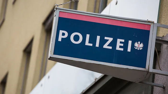 Vor einer Polizeiinspektion in der Klagenfurter Innenstadt ging es wüst zu