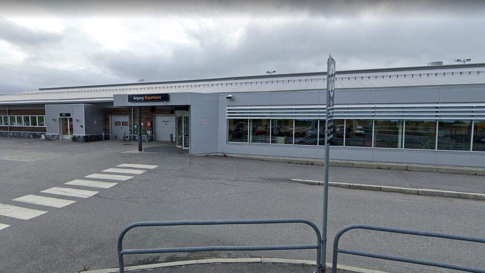 Der 51-Jährige sei dabei beobachtet worden, wie er Fotos eines Flughafens machte, teilte die Polizei im nordnorwegischen Tromsö am Samstag mit.
