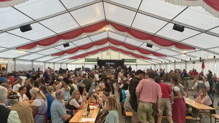 Am Samstag um 14 Uhr startete der Festzeltbetrieb, die 1500 Sitzplätze im Bierzelt waren am Abend fast durchgehend besetzt