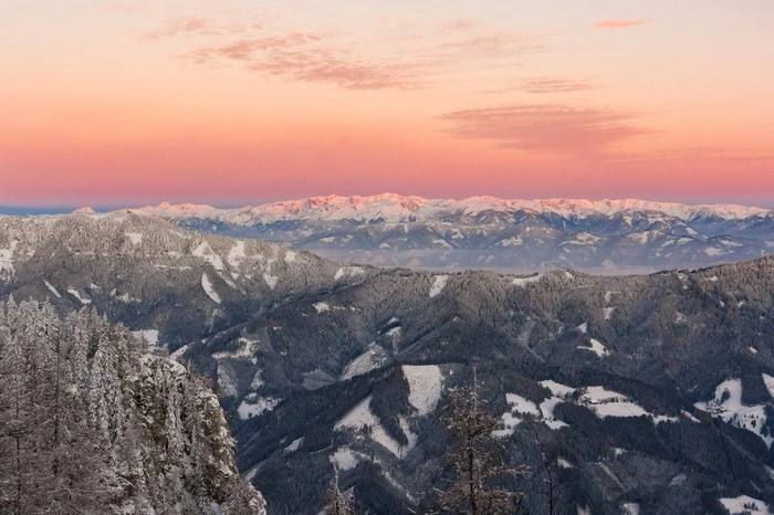 Die Strecke Teichalm - Hochlantsch geht er rund 20 Mal pro Jahr, zu jeder Jahreszeit, stets zeitlich am Morgen. "Damit ich zum einen den Sonnenaufgang, die Ruhe (fast keine anderen Wanderer unterwegs) und sehr oft die Wildtiere wie Auerhahn, Steinböcke, Gämsen und Birkhahn beobachten und fotografieren kann", berichtet Zöhrer.