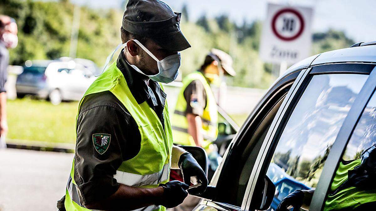 Polizisten vertrauen auf ihre Menschenkenntnis, um falsche Auskünfte zu entlarven