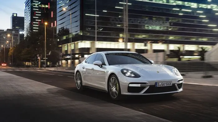 Mit dem neuen Panamera Turbo S E-Hybrid positioniert Porsche erstmals einen Plug-in-Hybrid als Topmodell einer Baureihe. Dabei wird ein Vierliter-V8-Motor (550 PS) aus dem Panamera Turbo mit einem Elektromotor (136 PS) kombiniert – für eine Systemleistung von 680 PS. Bereits knapp über Leerlaufdrehzahl stehen 850 Newtonmeter Drehmoment zur Verfügung. Das sorgt für eine Beschleunigung von null auf 100 km/h in 3,4 Sekunden und eine Höchstgeschwindigkeit von 310 km/h. Für die Kraftübertragung an das serienmäßige Allradsystem ist das schnell schaltende Doppelkupplungsgetriebe mit acht Gängen zuständig.