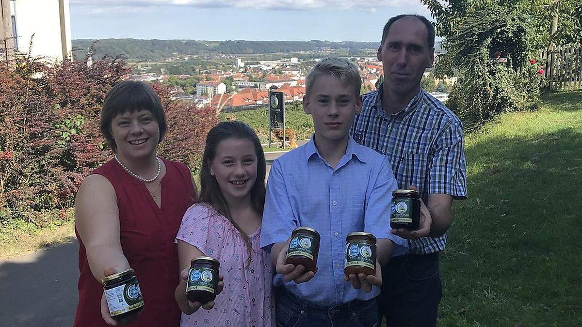 Renate, Magdalena, Daniel und Johannes Christandl zu Hause am Kalvarienberg in Feldbach