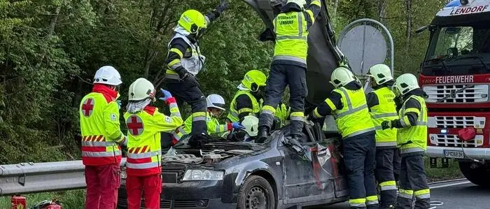 Mehrere Feuerwehren hantieren an einem verunfallten Auto herum