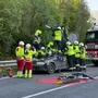Mehrere Feuerwehren hantieren an einem verunfallten Auto herum