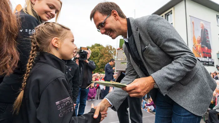 Rund tausend Menschen haben in der Vorarlberger Marktgemeinde Götzis Sonntagvormittag die Gruppe Zurcaroh mit einem lang anhaltenden, frenetischen Applaus empfangen.