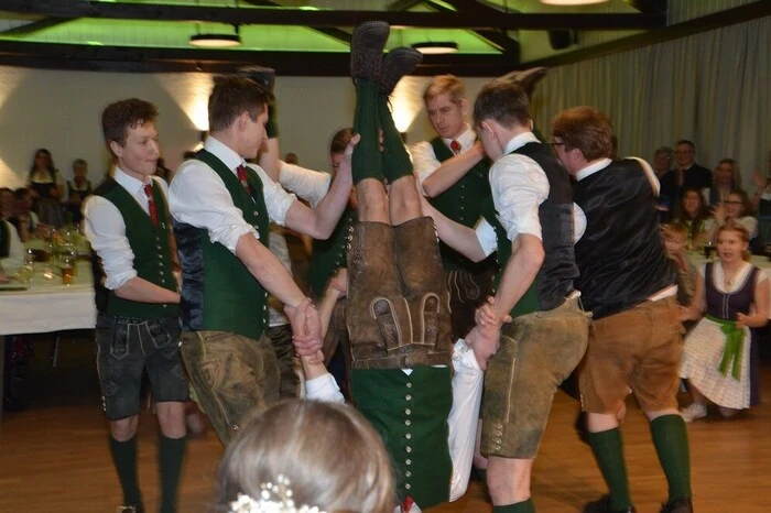 Viel Programm wurde geboten: von einer tollen Polonaise über Tanzmusik von der Bauernkapelle des Musikvereins Winklern-Oberwölz bis hin zu einer lustigen Mitternachtseinlage.