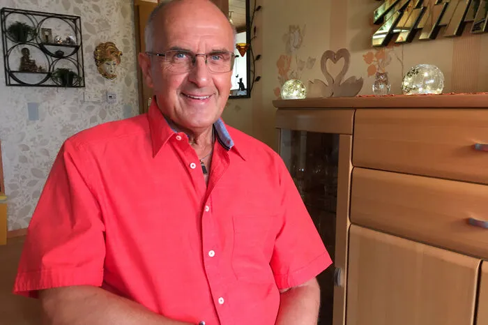 Franz, 70-jähriger Dampfkesselwärter im Ruhestand aus der Steiermark, ist richtig aufgeregt, wenn er an seine zukünftigen Rendezvous denkt: „Ich war 48,5 Jahre lang verheiratet und bin daher nicht geübt darin, zu daten!“ Franz kennt das Geheimnis einer funktionierenden Beziehung. „Man darf auf seine Partnerin nie vergessen! Das ist wie beim Essen: Wenn man zu Hause was Gutes bekommt, muss man nicht ins Gasthaus gehen.“ So hat Franz eine harmonische und glückliche Ehe erlebt, die leider durch den Tod seiner Frau ein jähes Ende nahm. Der gefühlvolle 70-Jährige, der nördlich von Graz wohnt, findet, dass er sich für sein Alter sehr gut gehalten hat! „Viele Damen schätzen mich auf 60. Wir haben ein Gebirgswasser. Das trinke ich täglich. Vielleicht hält mich das so frisch!“ Und ein weiteres Plus hat Franz definitiv: Die Damenwelt wird sich sicher freuen zu lesen, dass der Musikfreund leidenschaftlich gern das Tanzbein schwingt und nur noch darauf wartet, von der Richtigen aufgefordert zu werden!