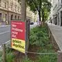 Plakate von ÖVP, Neos, SPÖ und weiter hinten FPÖ und KPÖ stehen in der Neutorgasse in Blumenbeeten - dort dürfen sie aber nicht stehen