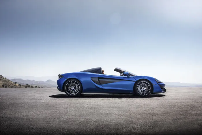 Verglichen mit dem Coupé, verfügt der Spider über ein nahtlos integriertes, einfahrbares Hardtop. Das zweiteilige Dach – welches die gleiche Technologie nutzt, die bereits in den McLaren 650S und 675LT Spider Modellen erprobt wurde – ist aus leichtgewichtigen Panels aus Verbundwerkstoff gefertigt.